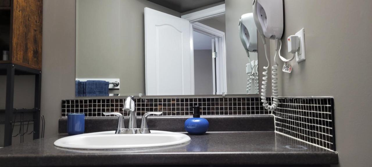 Blue Wave 2 Bedroom Suite Saskatoon Ngoại thất bức ảnh